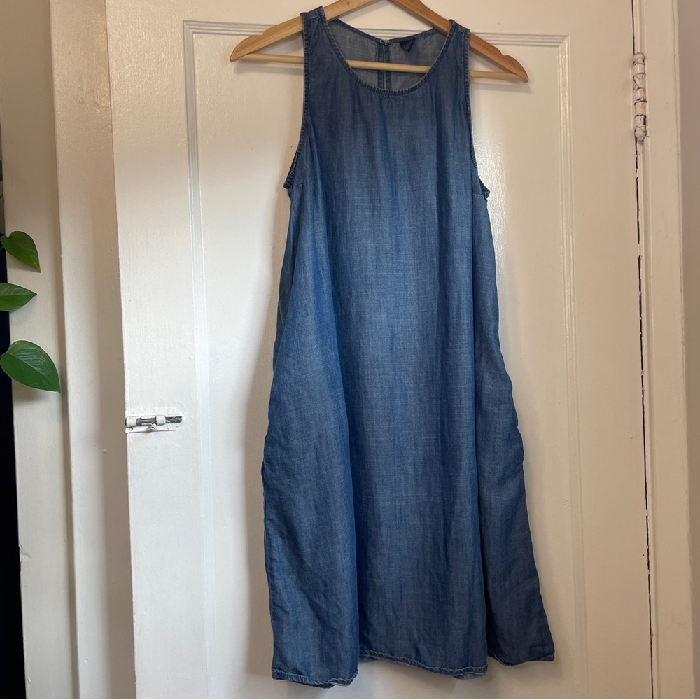 Gap womens denim shift dress with pockets. Scoop neck, sleeveless size S.